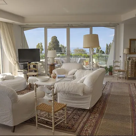 Maison Blanche Bed and Breakfast 2*